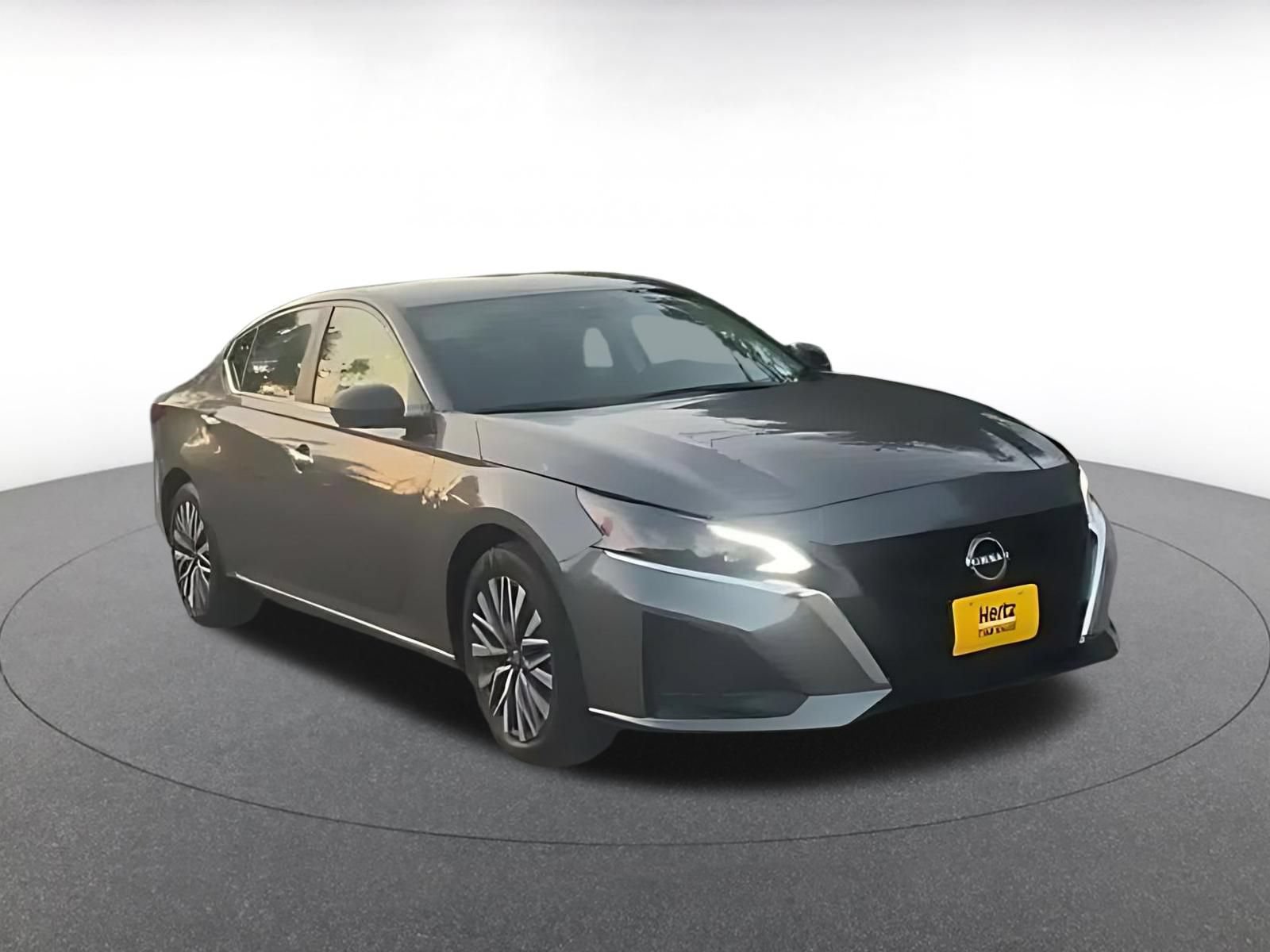 Used 2025 Nissan Altima 2.5 SV FWD image 3