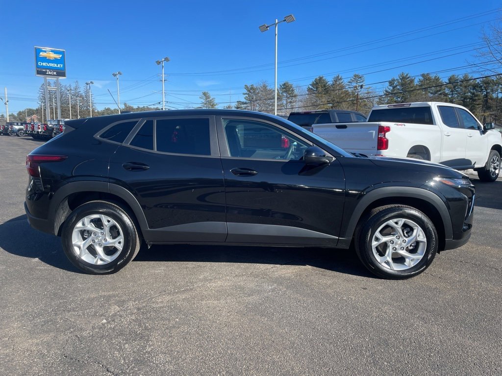 Used 2024 Chevrolet Trax LS w/ LS Convenience Package image 8