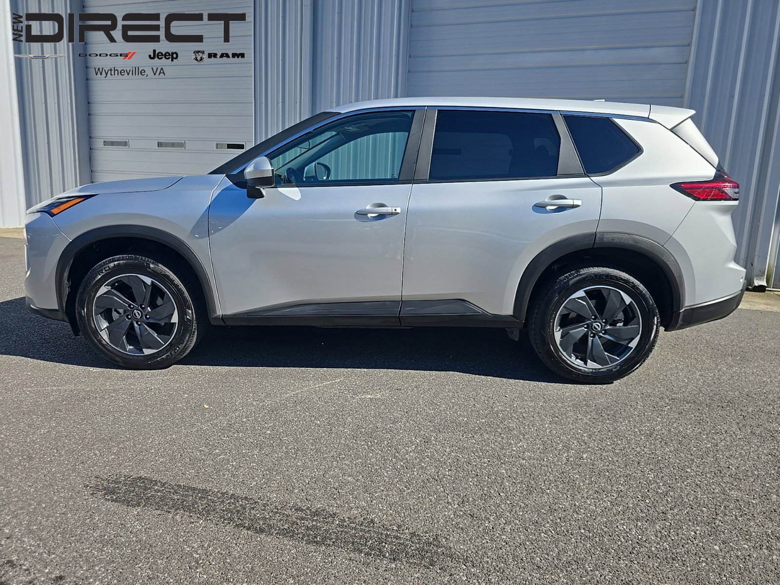 Used 2025 Nissan Rogue SV AWD/4WD image 2