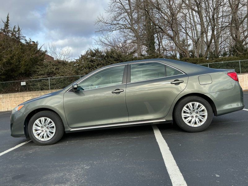 Used 2014 Toyota Camry LE image 1