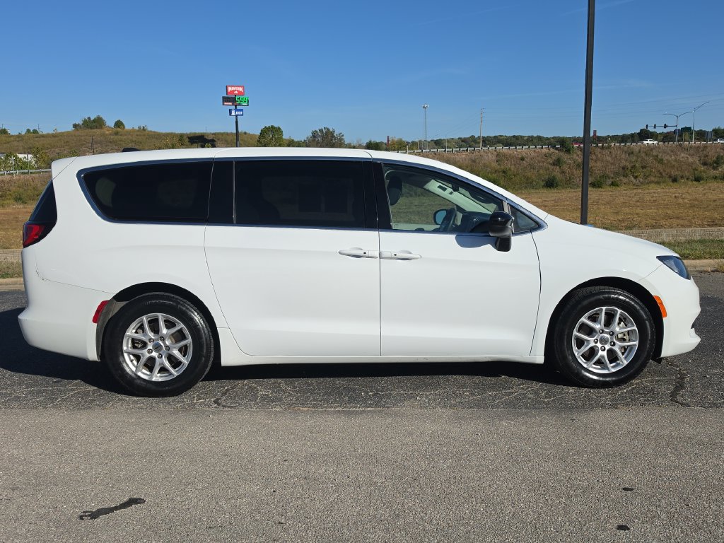 Used 2024 Chrysler Voyager LX FWD image 9