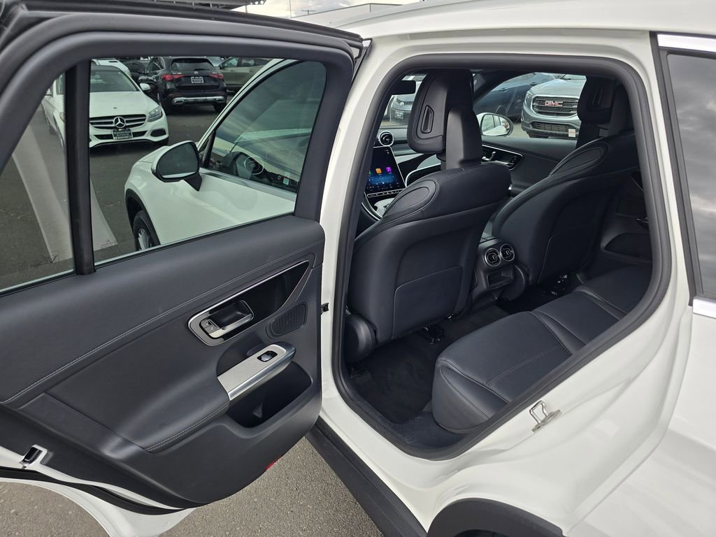 Used 2025 Mercedes-Benz GLC 300 4MATIC image 15