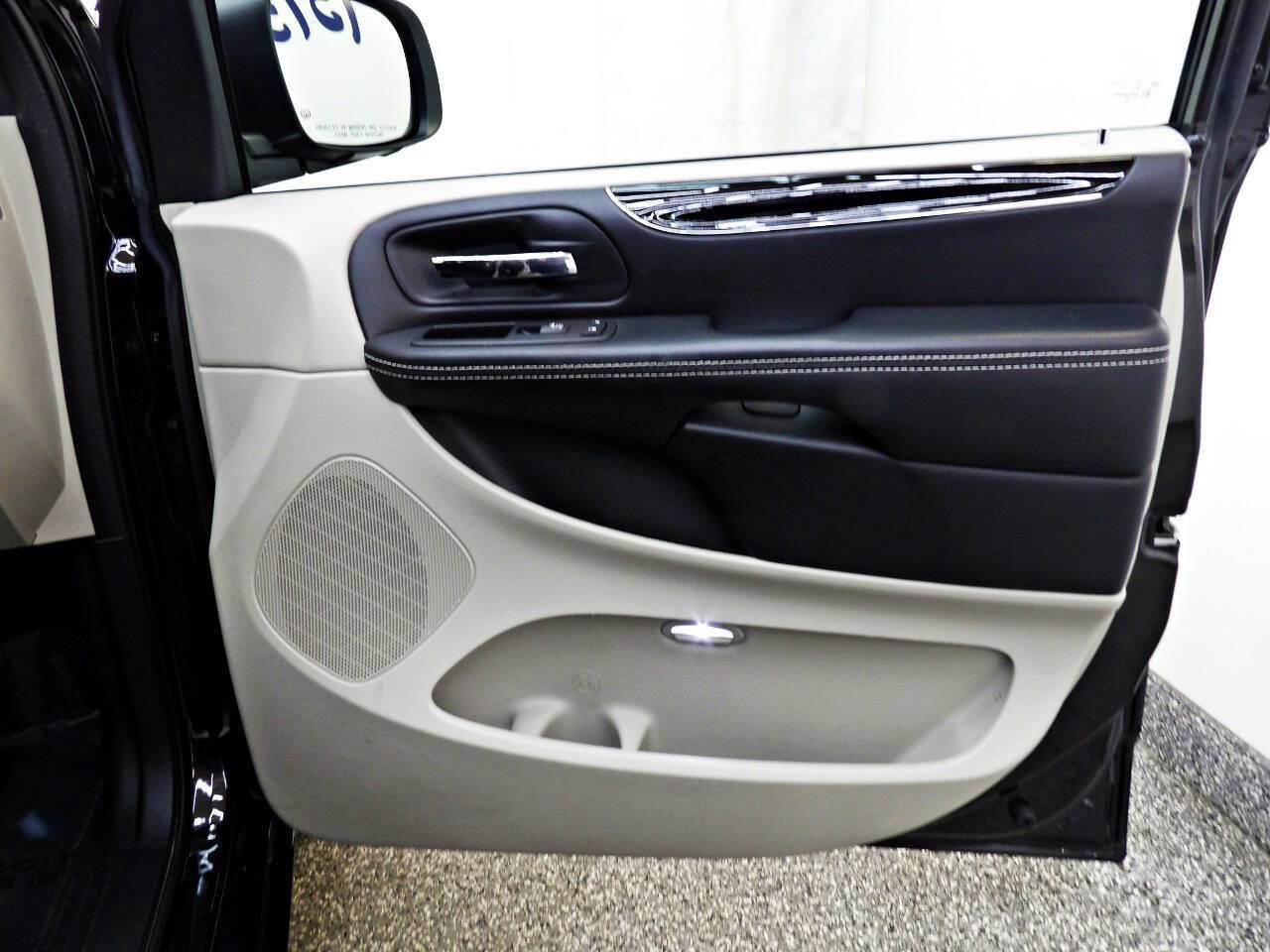 Used 2016 Dodge Grand Caravan SE image 11