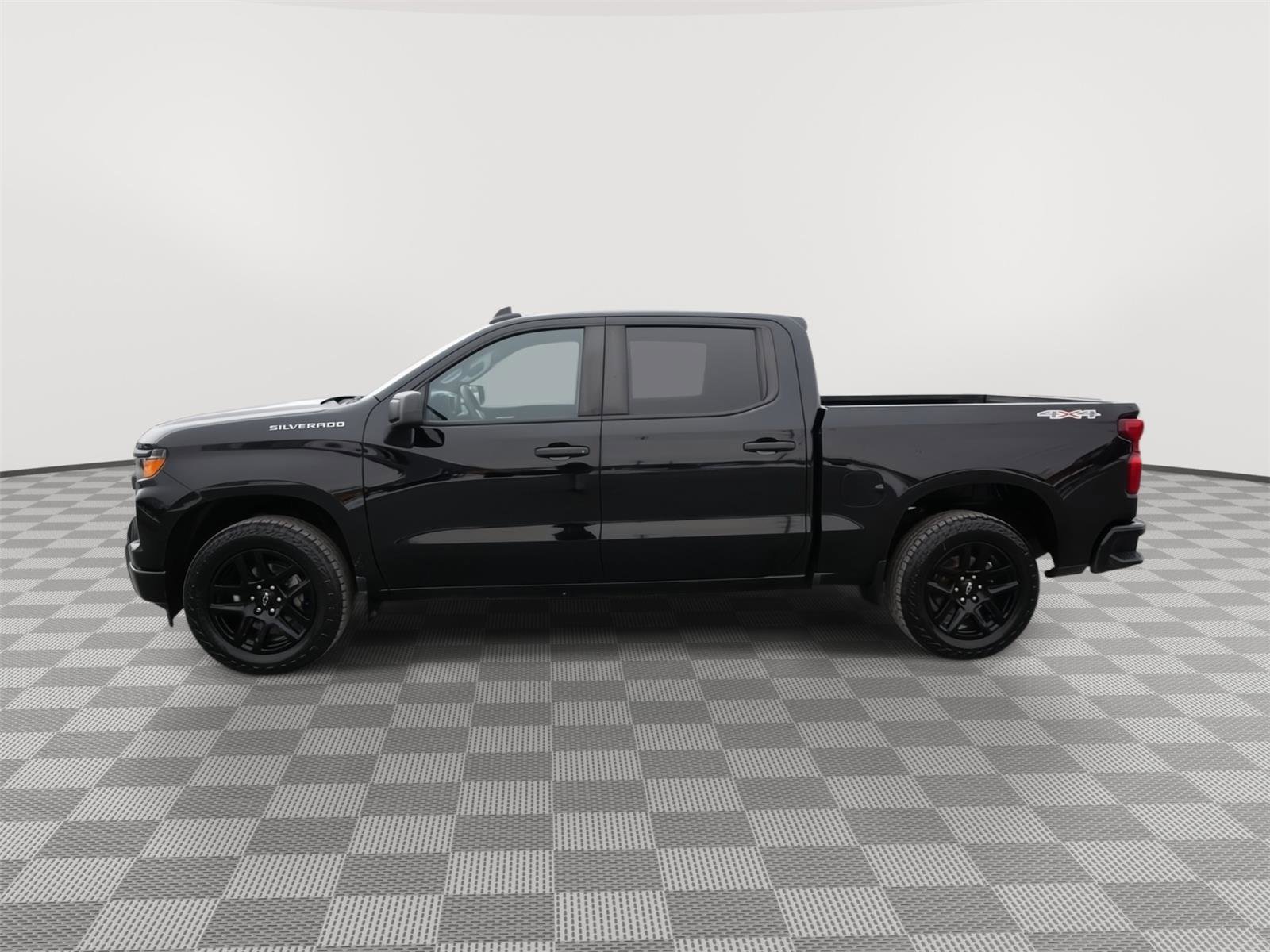 Used 2023 Chevrolet Silverado 1500 Custom image 2