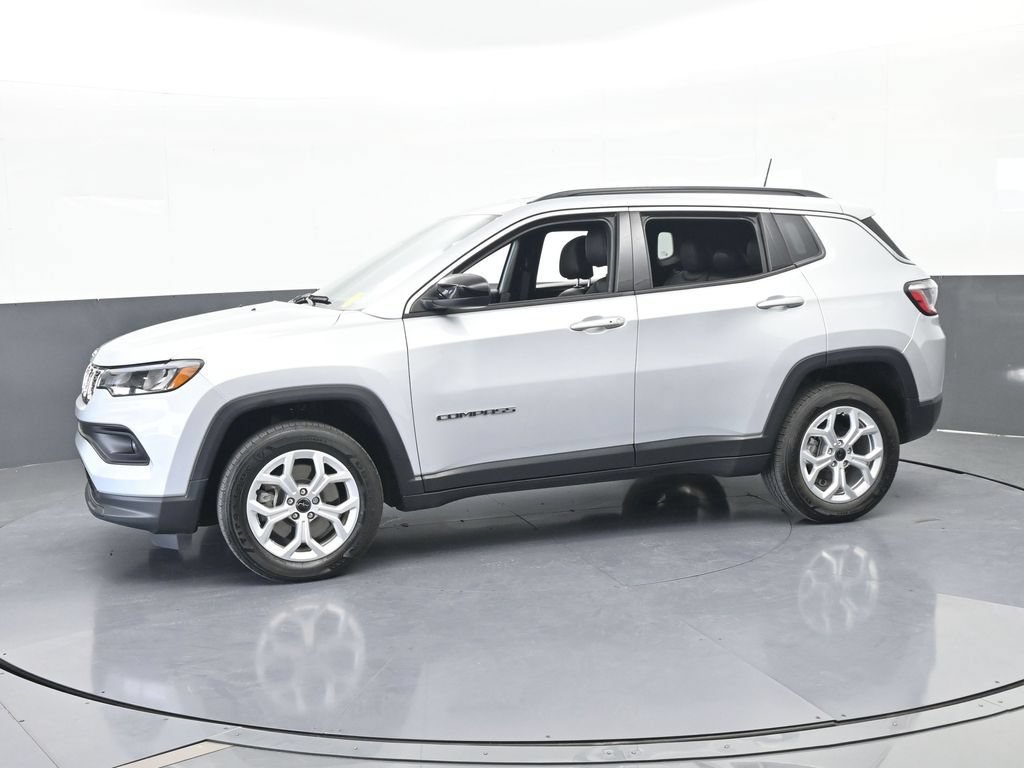 Used 2025 Jeep Compass Latitude AWD/4WD image 2