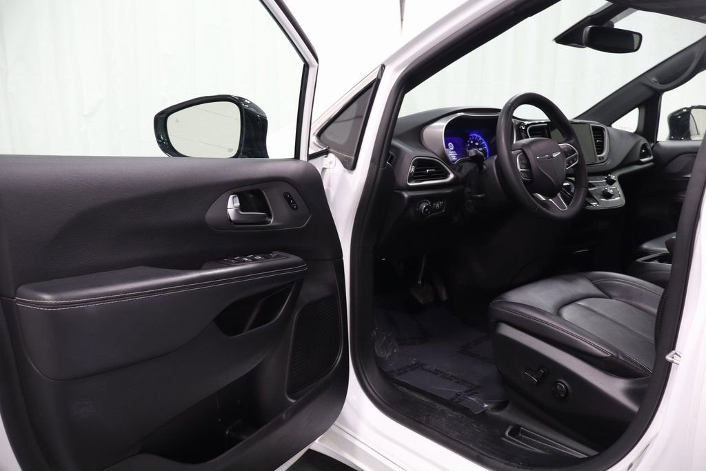 Used 2025 Chrysler Pacifica Select image 11