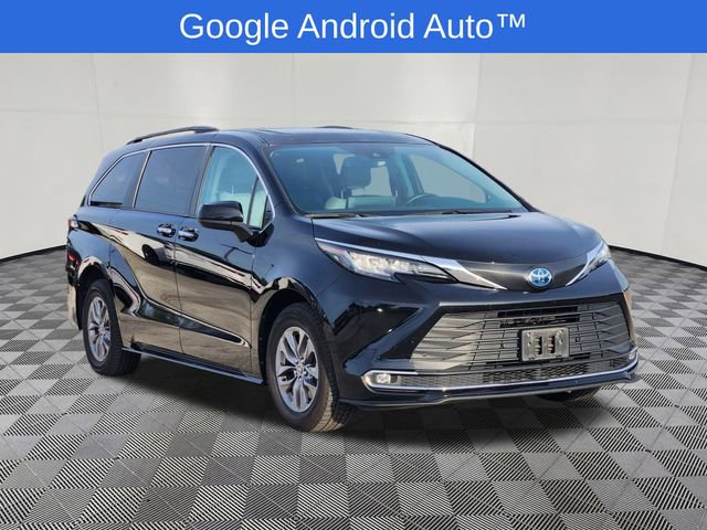 Used 2023 Toyota Sienna XLE FWD image 2