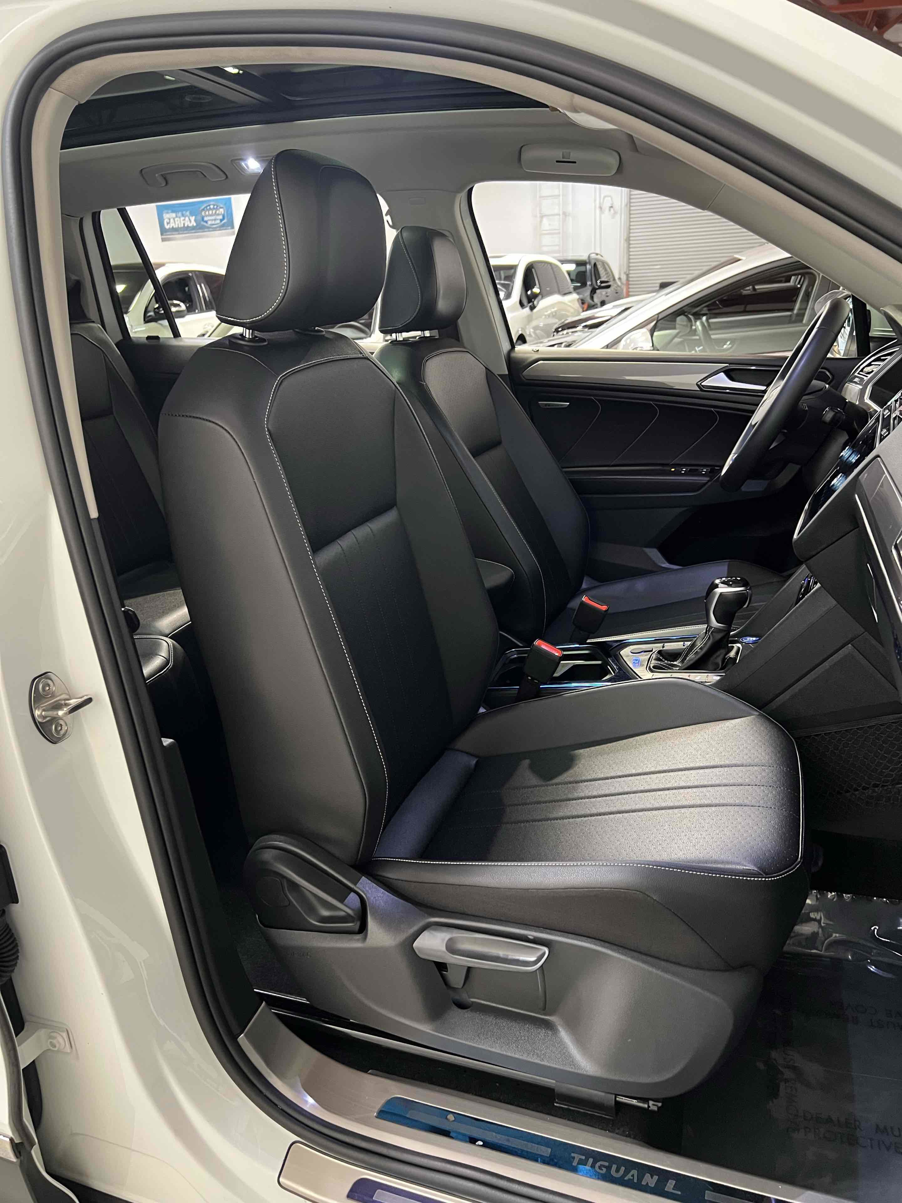 Used 2023 Volkswagen Tiguan SE w/ Panoramic Sunroof Package image 45