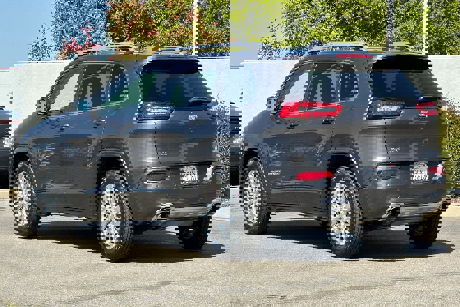 Used 2018 Jeep Cherokee Overland image 7