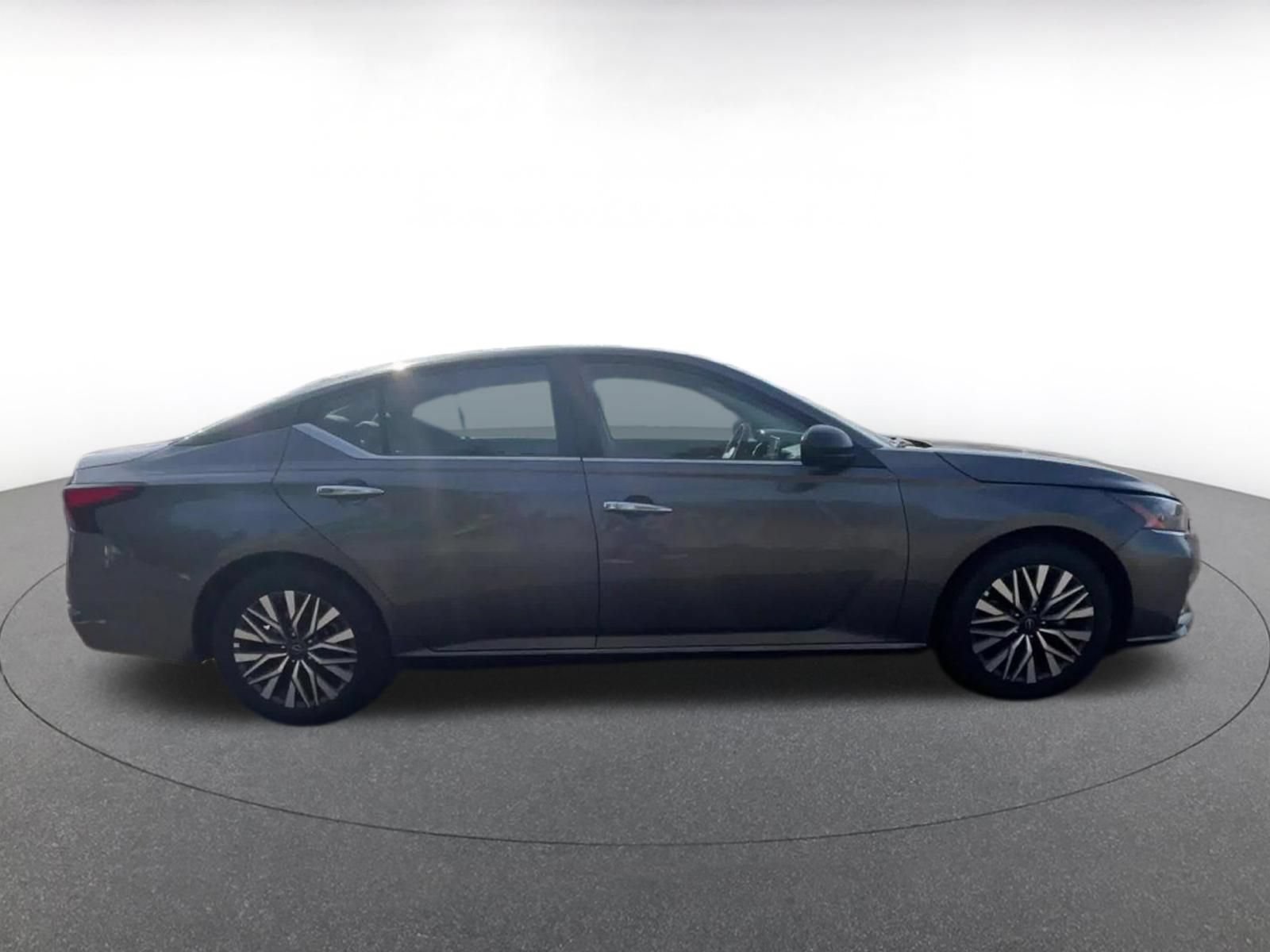 Used 2025 Nissan Altima 2.5 SV FWD image 12