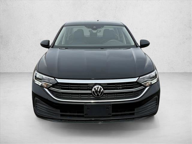 Used 2024 Volkswagen Jetta SE w/ Panoramic Sunroof Package image 2