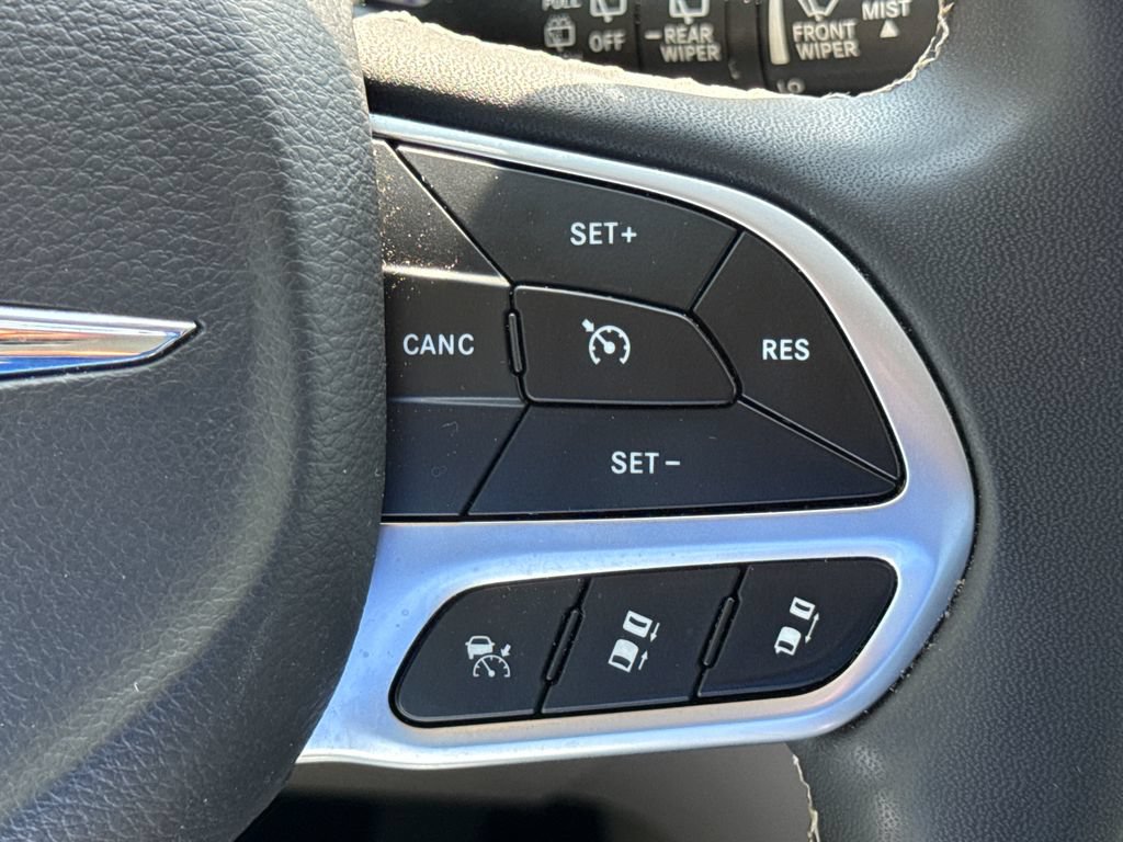 Used 2023 Chrysler Pacifica Touring-L FWD image 29