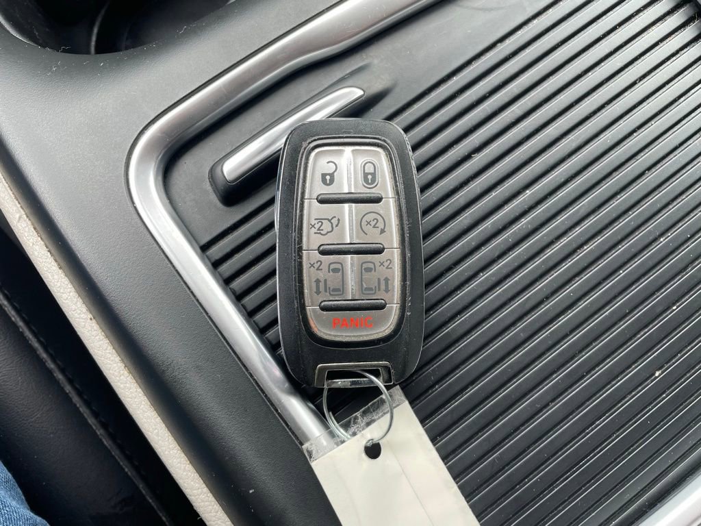 Used 2023 Chrysler Pacifica Touring-L image 29