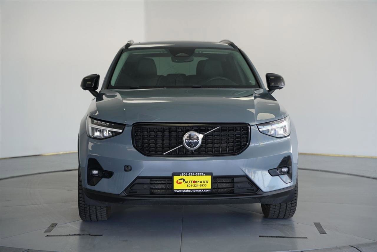 Used 2023 Volvo XC40 B4 Ultimate FWD image 2