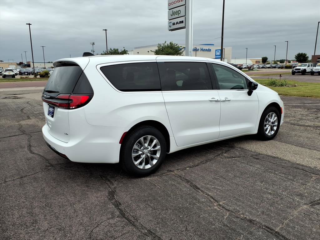 New 2026 Chrysler Pacifica Select image 3