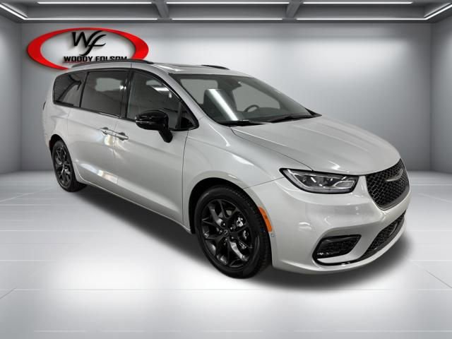 New 2026 Chrysler Pacifica Limited w/ S Appearance Package FWD image 3