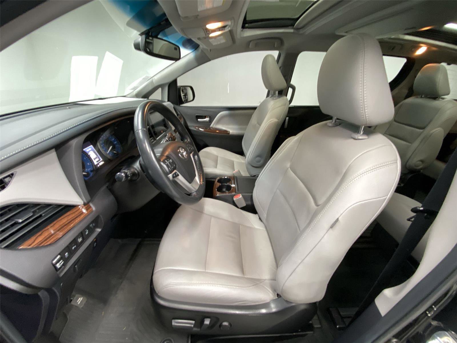 Used 2017 Toyota Sienna Limited Premium image 17