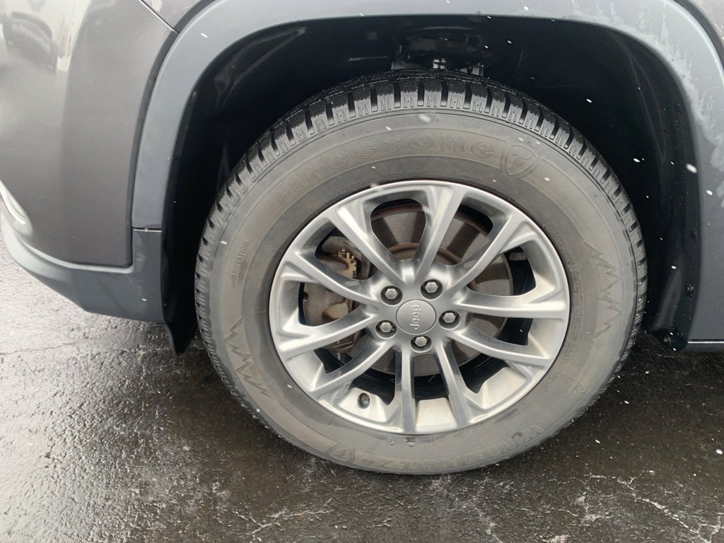 Used 2019 Jeep Cherokee Latitude Plus w/ Comfort/Convenience Group image 9