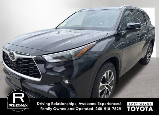 Used 2025 Toyota Highlander XLE image 1