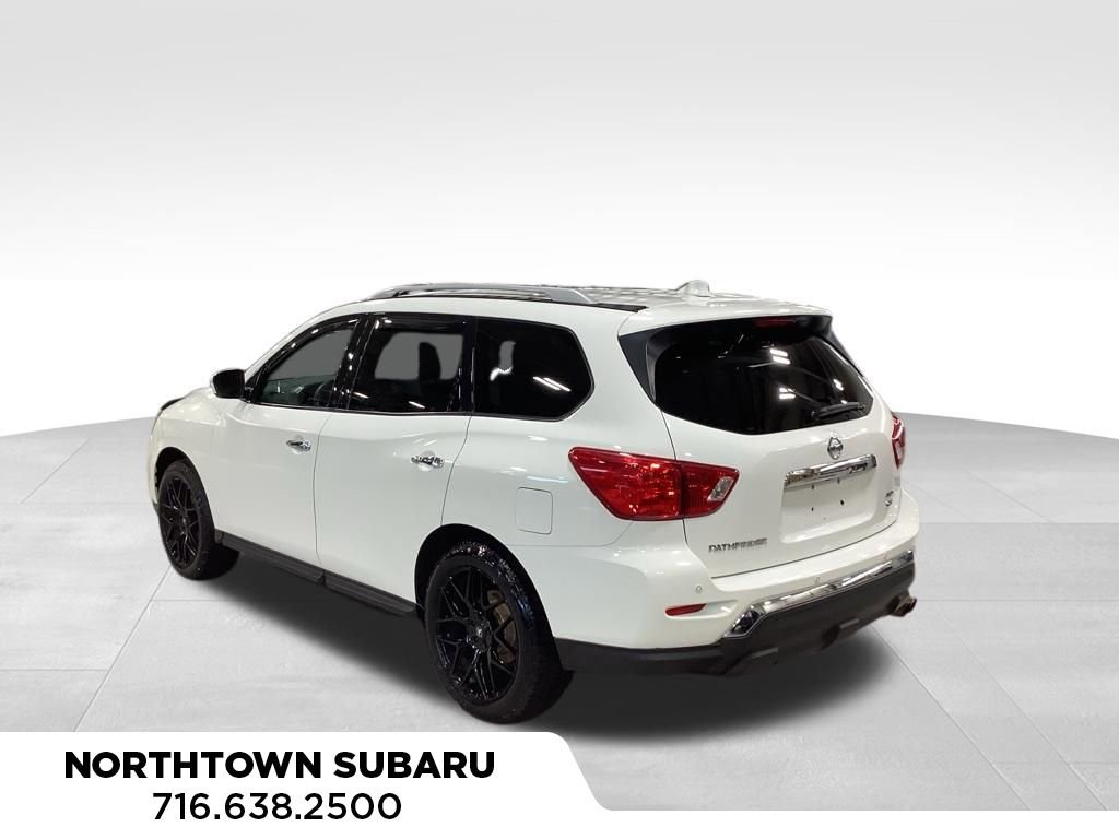 Used 2019 Nissan Pathfinder SV image 2