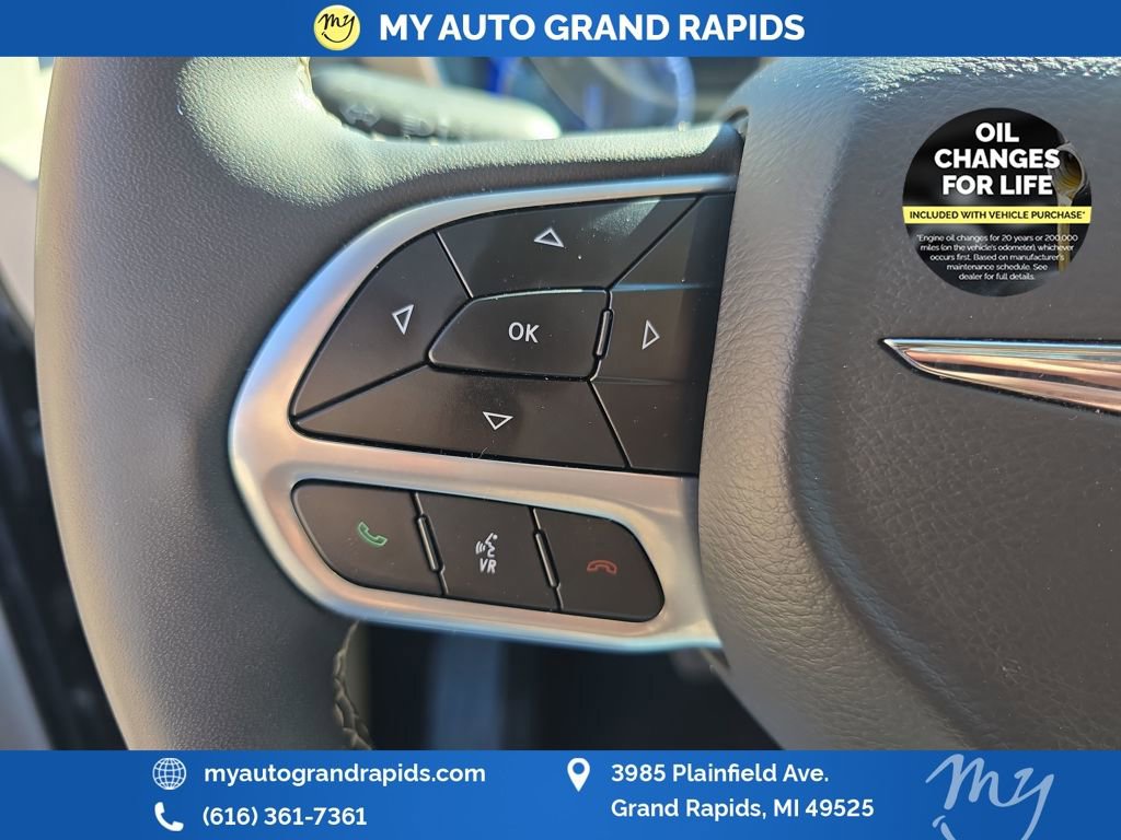 Used 2023 Chrysler Pacifica Touring-L image 15