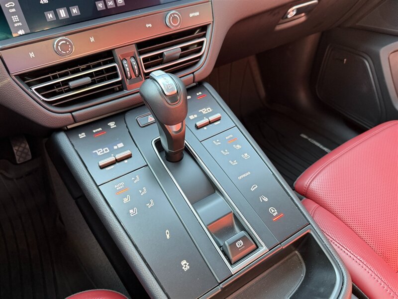 Used 2025 Porsche Macan Turbo AWD/4WD image 18