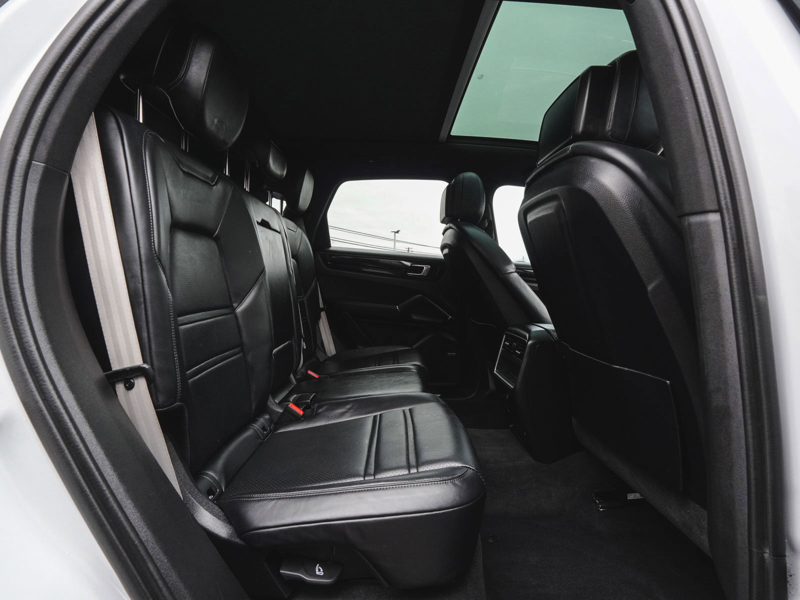 Used 2023 Porsche Cayenne w/ Premium Package image 37