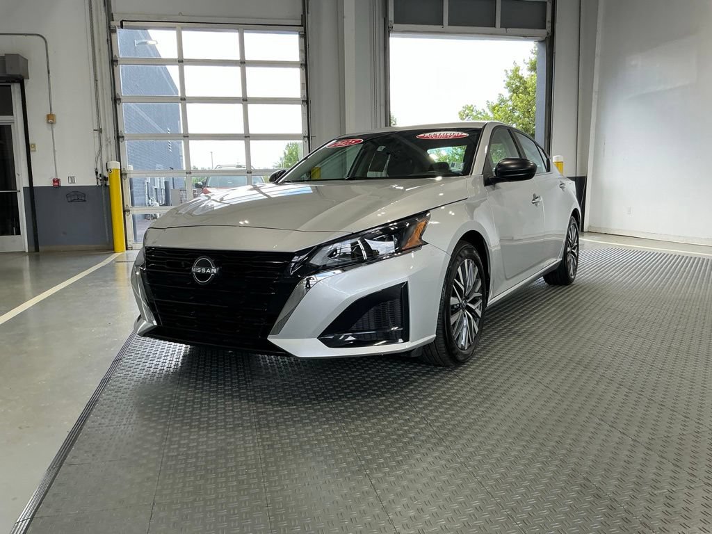 Used 2025 Nissan Altima 2.5 SV FWD image 2