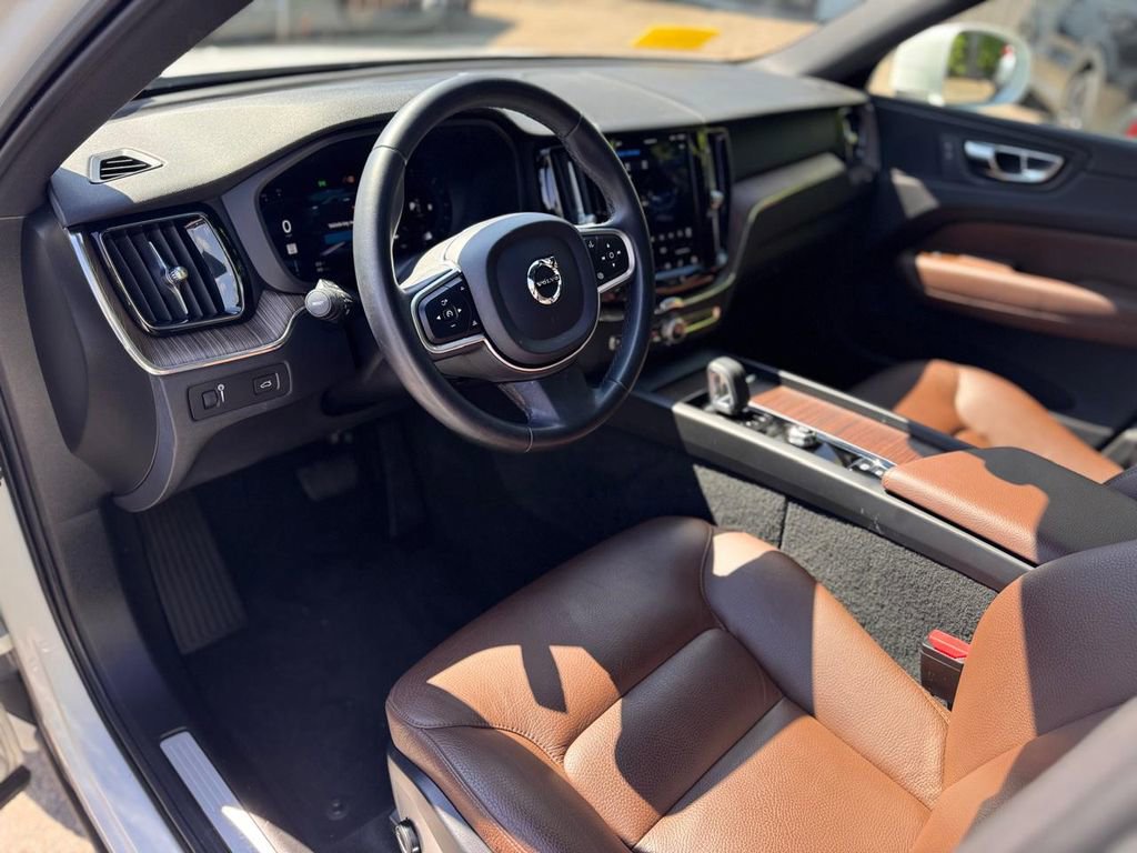 Used 2022 Volvo XC60 B5 Momentum AWD/4WD image 14