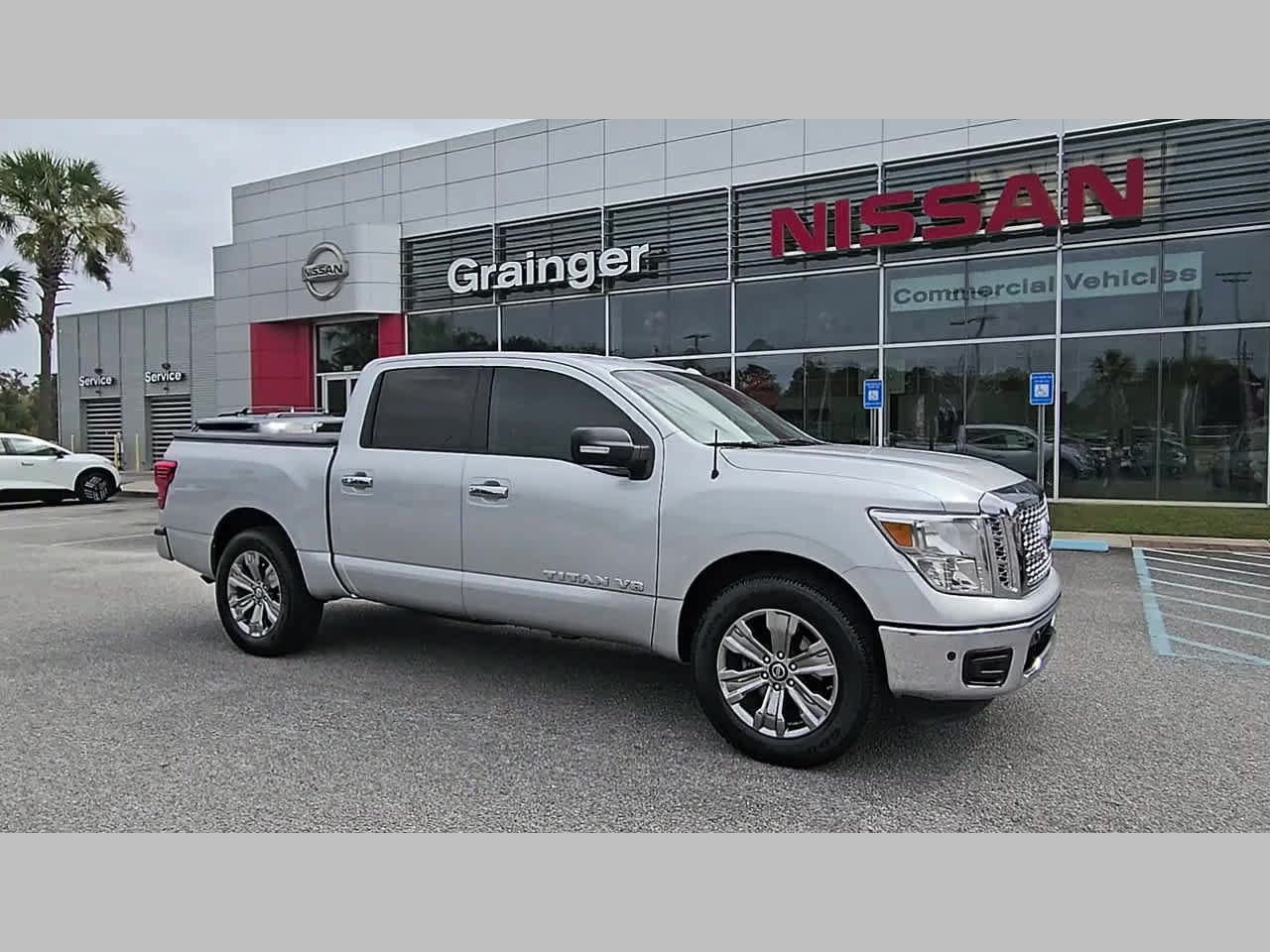 Used 2018 Nissan Titan SV w/ SV Convenience Package RWD image 17