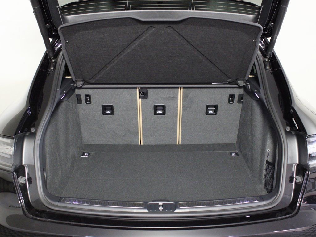 Certified 2025 Porsche Macan image 13