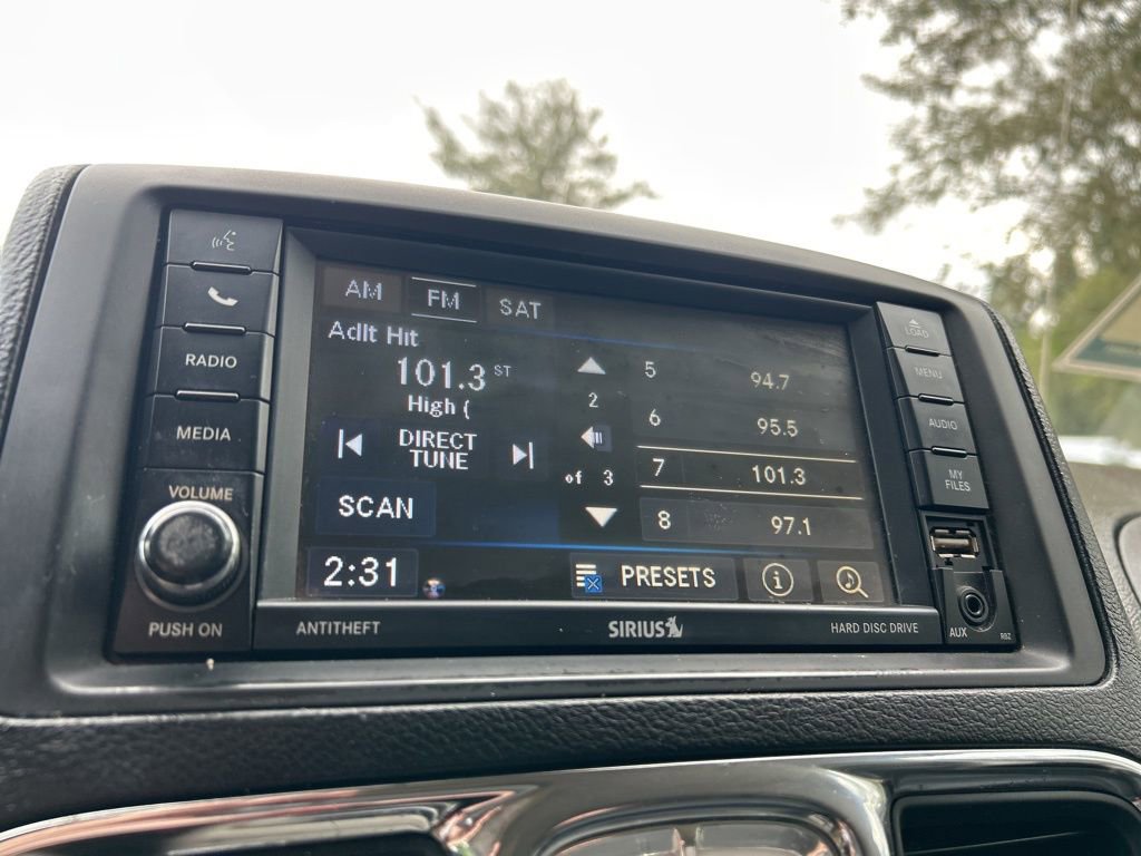 Used 2014 Chrysler Town & Country Touring image 30