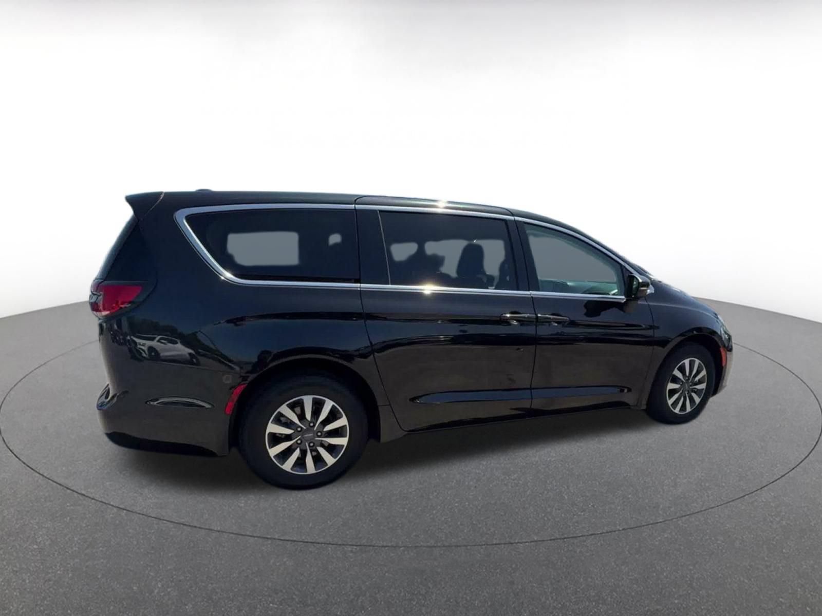 Used 2023 Chrysler Pacifica Touring-L FWD image 14