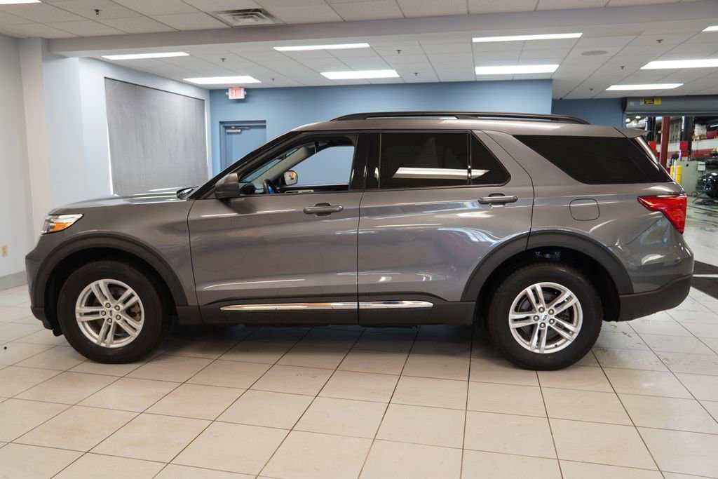 Used 2023 Ford Explorer XLT AWD/4WD image 2