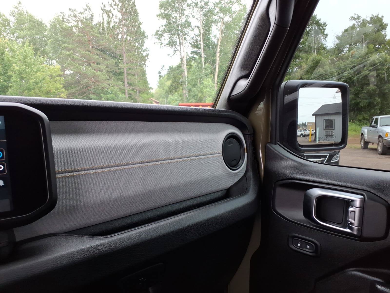 Used 2025 Jeep Wrangler Sport AWD/4WD image 18