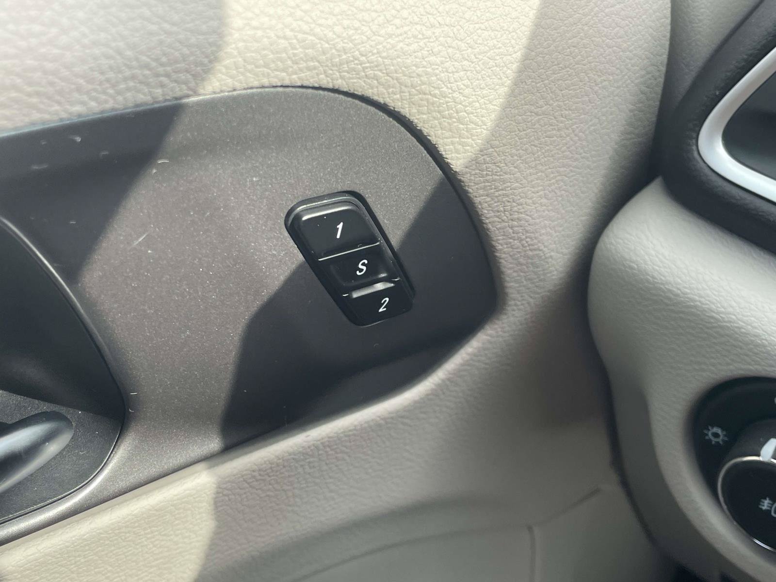 Used 2024 Chrysler Pacifica Touring-L FWD image 22