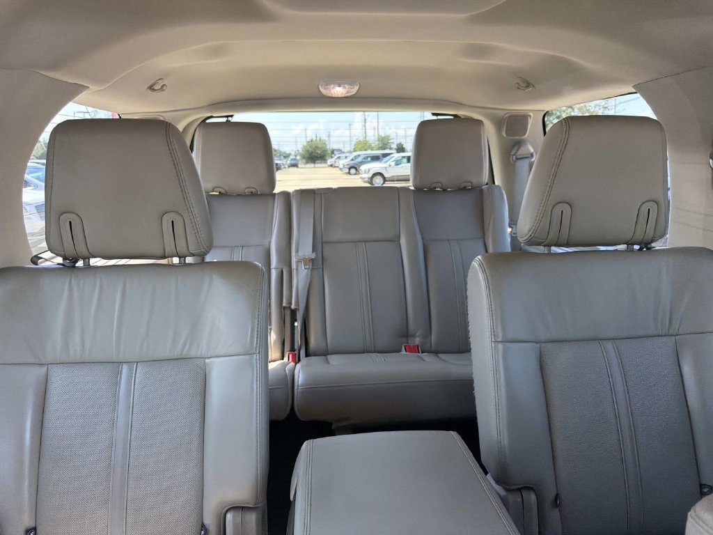 Used 2017 Lincoln Navigator Select RWD image 12