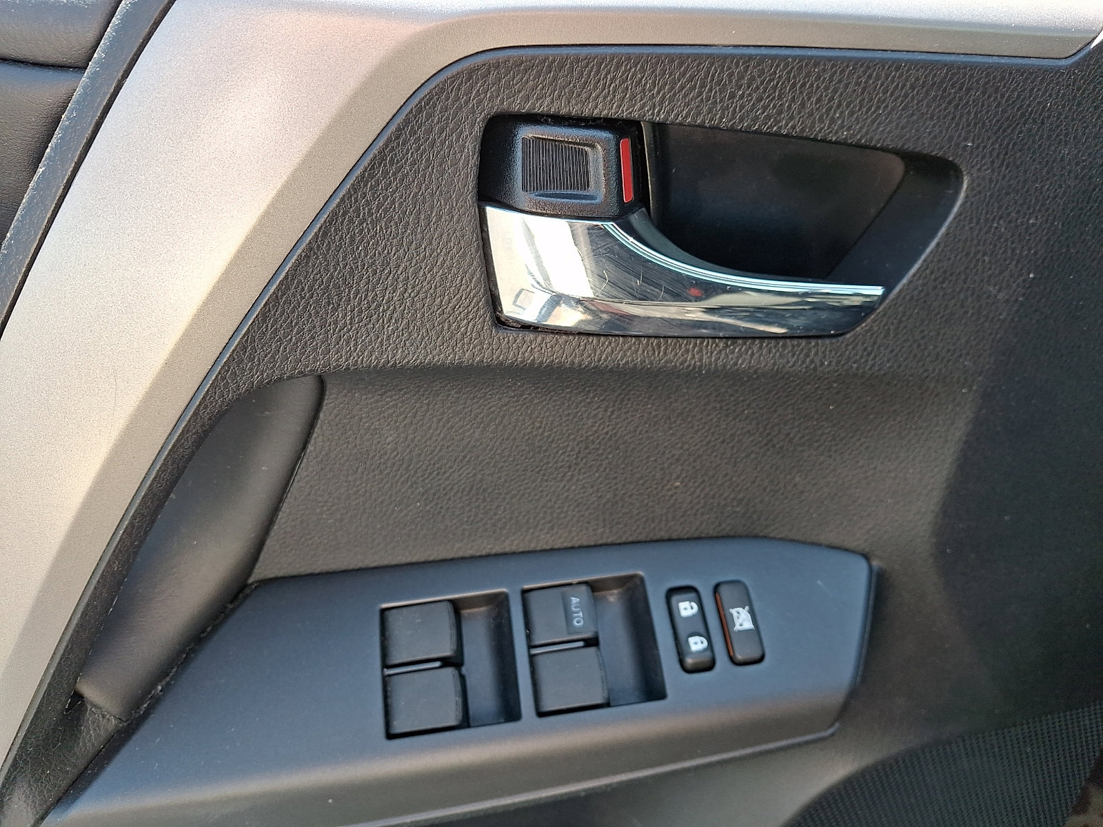 Used 2018 Toyota RAV4 XLE AWD/4WD image 12