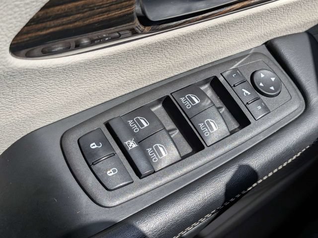 Used 2023 Chrysler Pacifica Limited FWD image 25