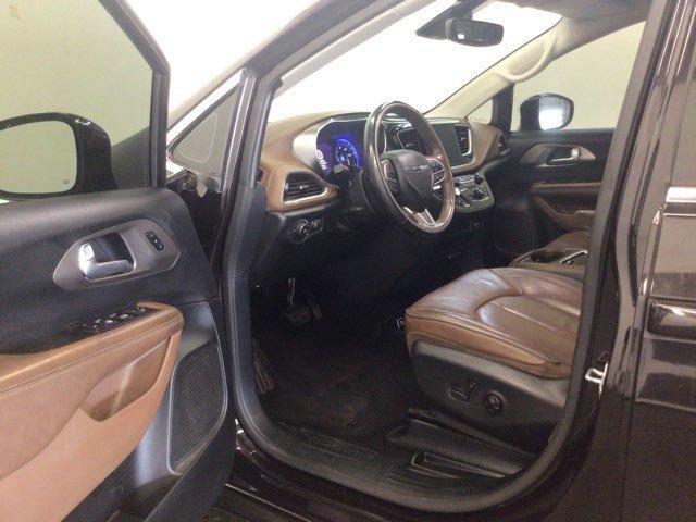 Used 2018 Chrysler Pacifica Limited w/ Tire & Wheel Group FWD image 9