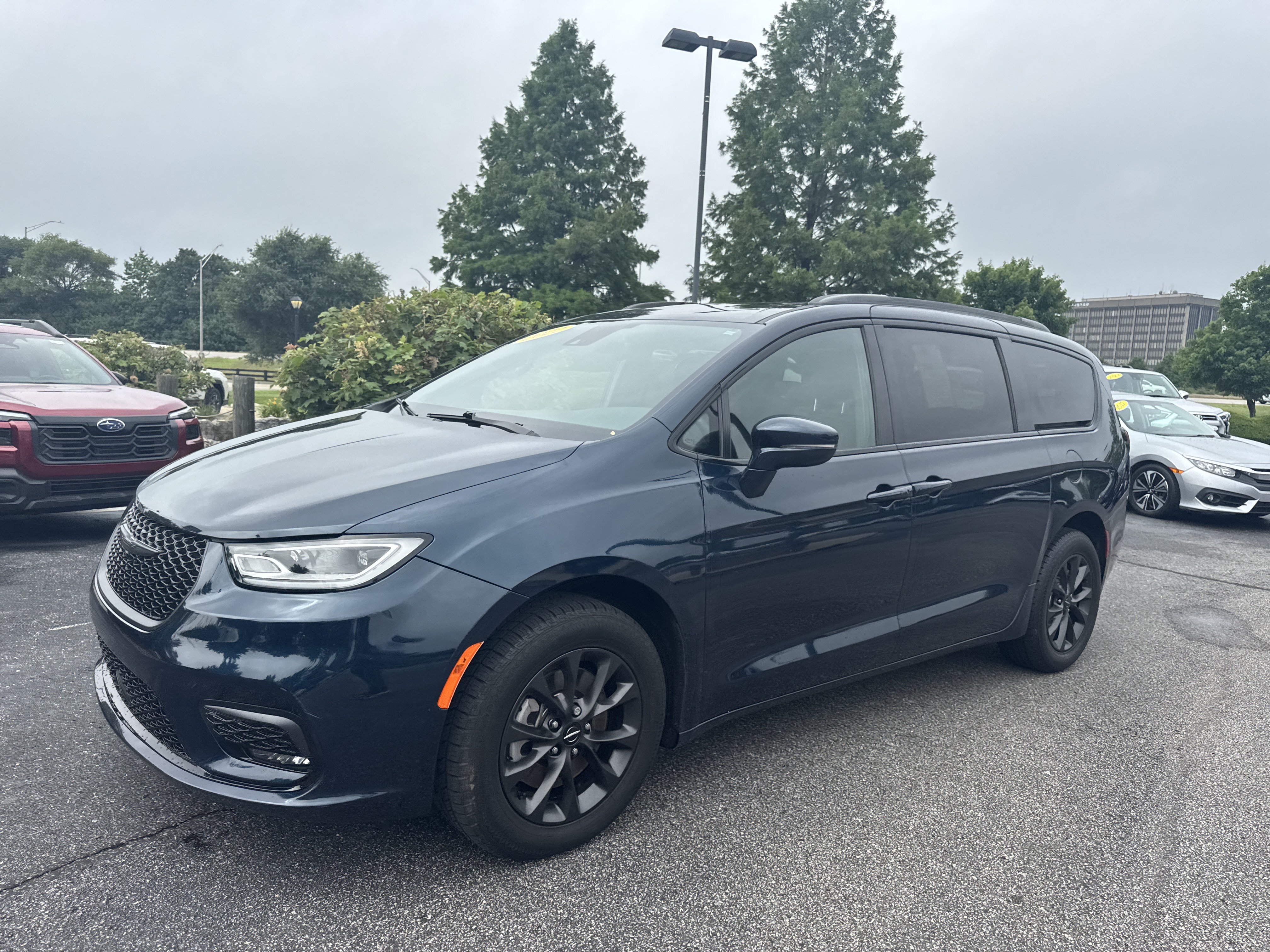 Used 2022 Chrysler Pacifica Touring-L w/ S Appearance Package AWD/4WD image 17