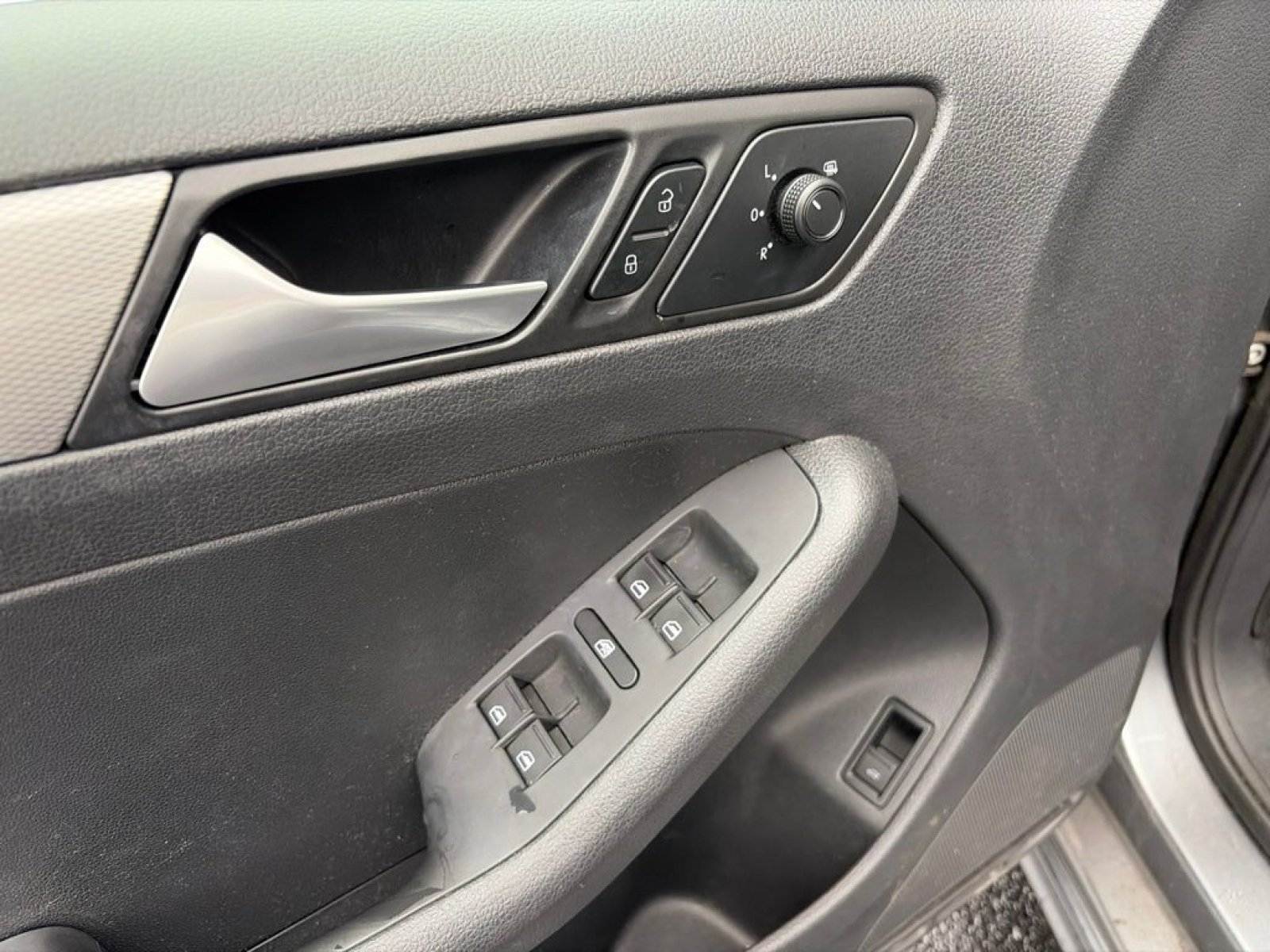 Used 2017 Volkswagen Jetta SE FWD image 14