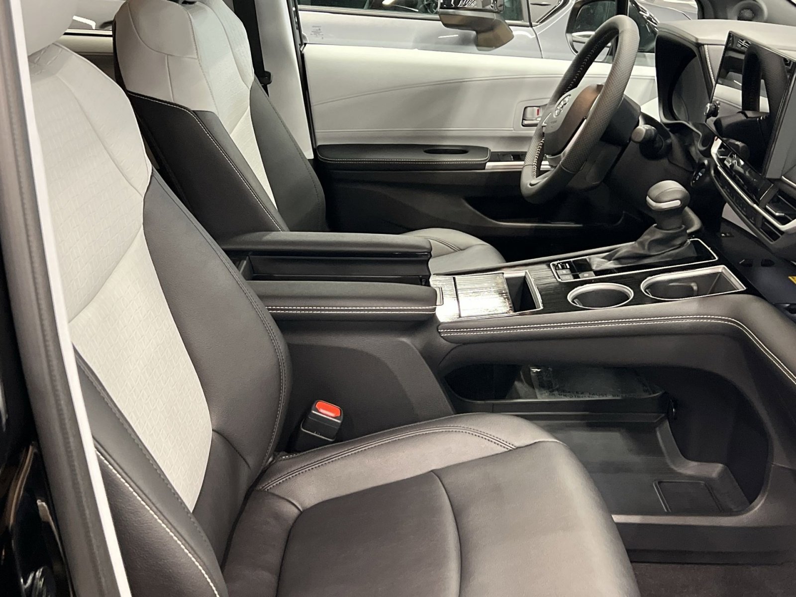 Used 2026 Toyota Sienna XSE image 24