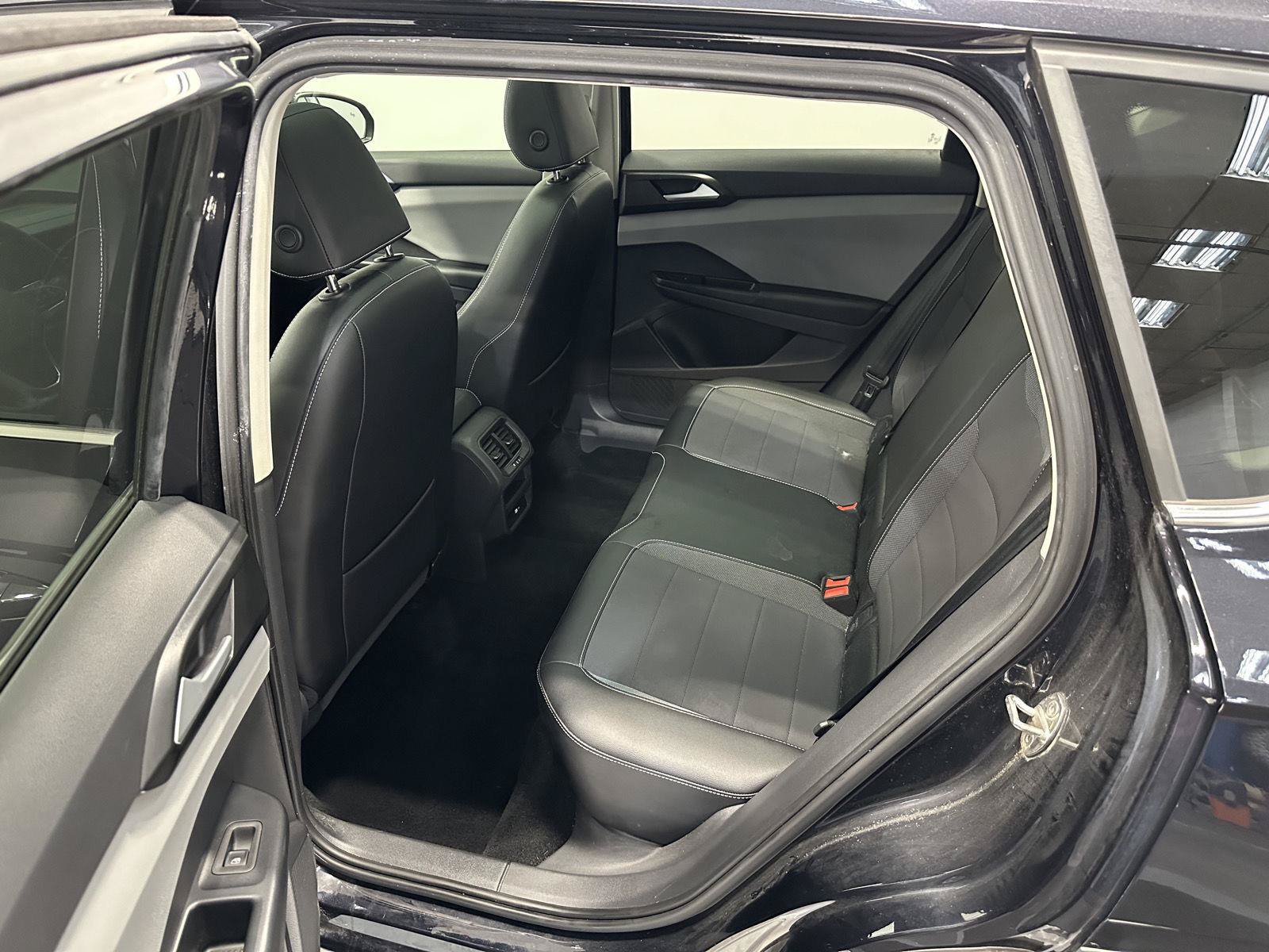 Used 2022 Volkswagen Taos SE w/ Panoramic Sunroof Package FWD image 29