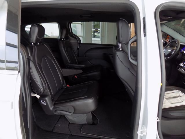 New 2026 Chrysler Pacifica Select image 30