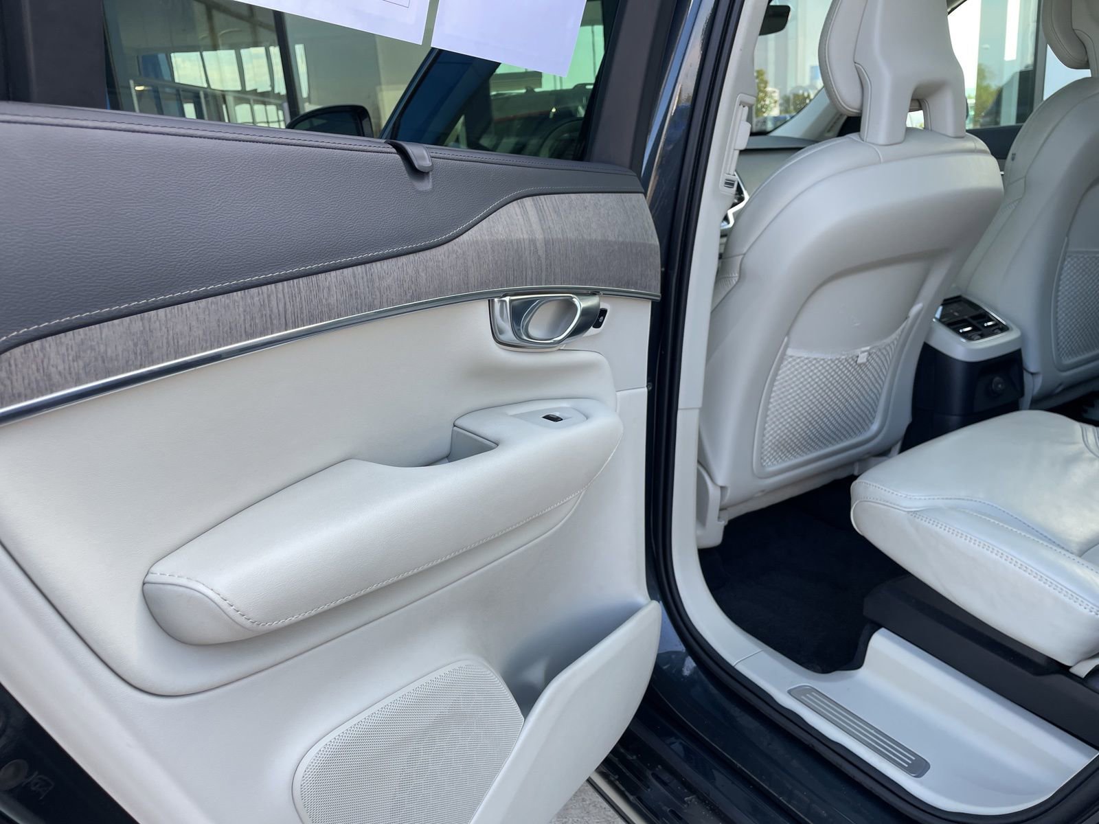 Used 2022 Volvo XC90 T8 Inscription image 11