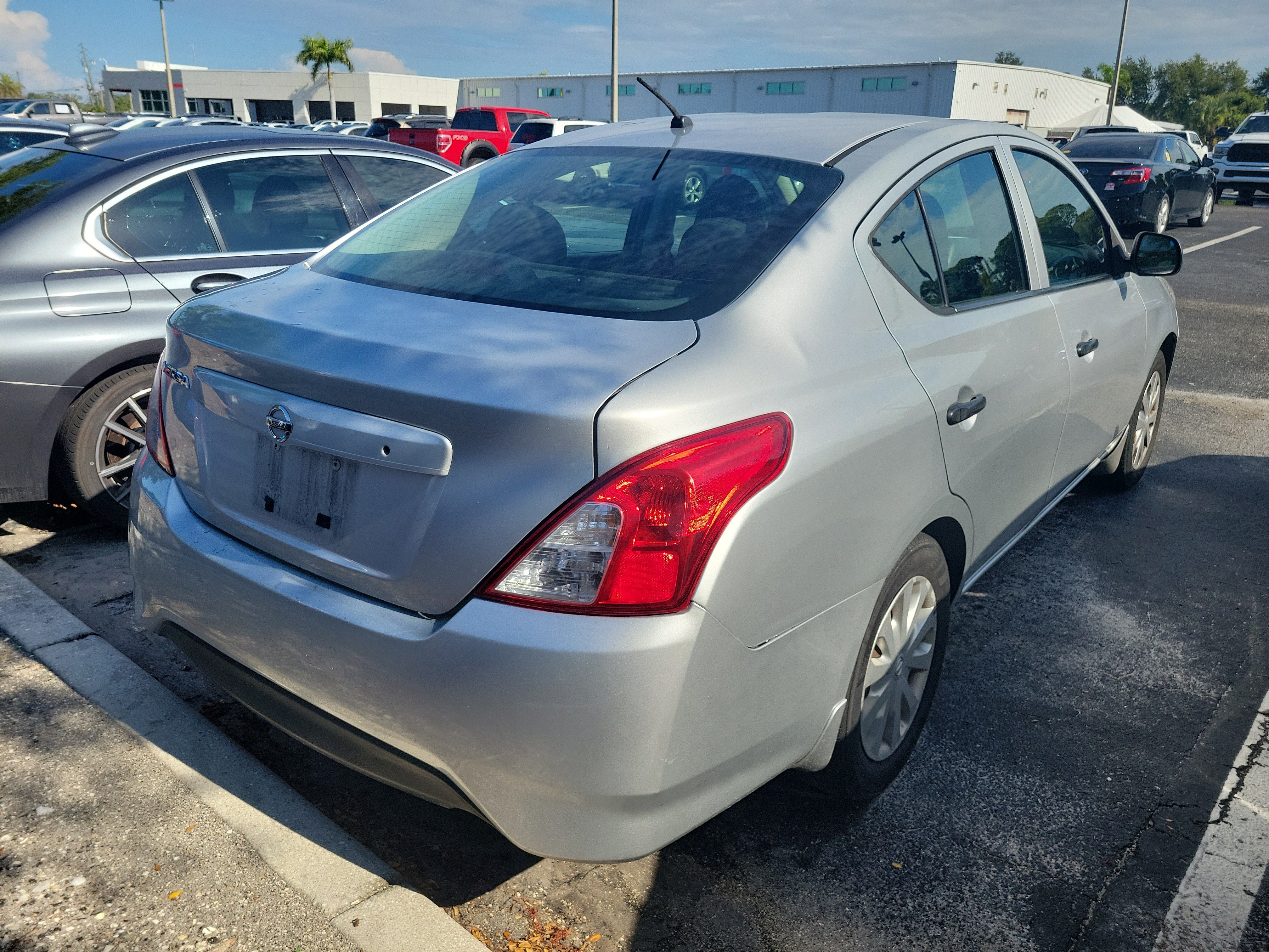 Used 2015 Nissan Versa S FWD image 5