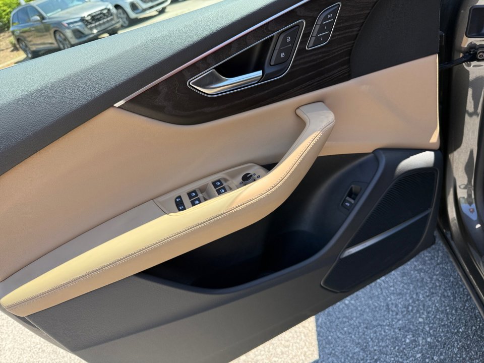 Used 2022 Audi Q8 Prestige image 32
