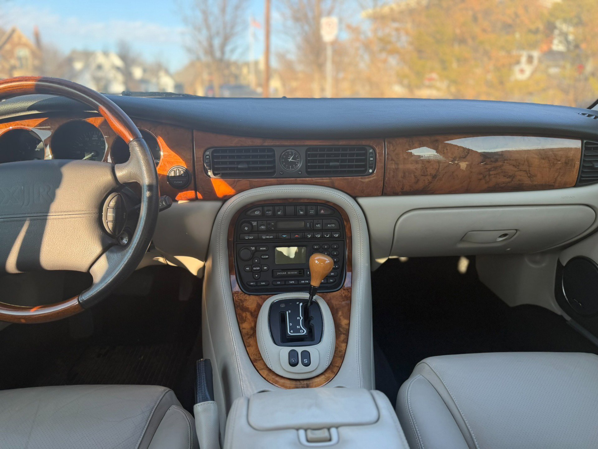 Used 2002 Jaguar XJ8 image 11