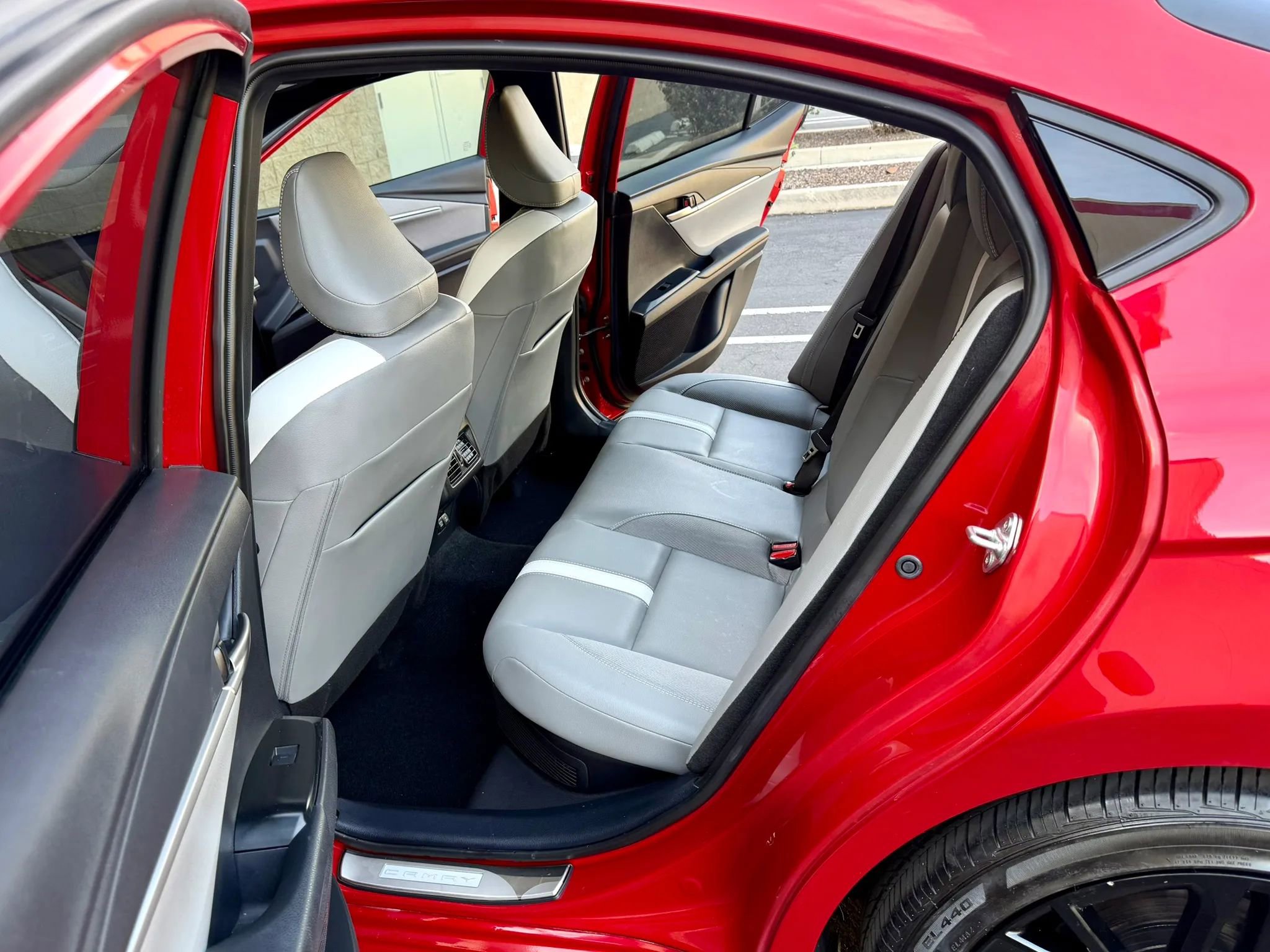 Used 2025 Toyota Camry SE w/ Convenience Package image 12